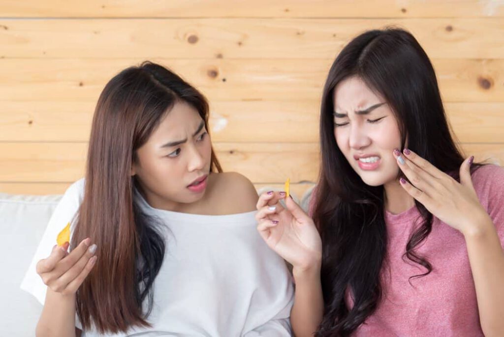 Vì sao bạn bị ê buốt chân răng? Hiểu rõ để phòng ngừa