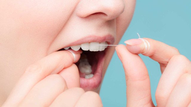 Những sai lầm khi vệ sinh răng miệng bằng chỉ nha khoa
