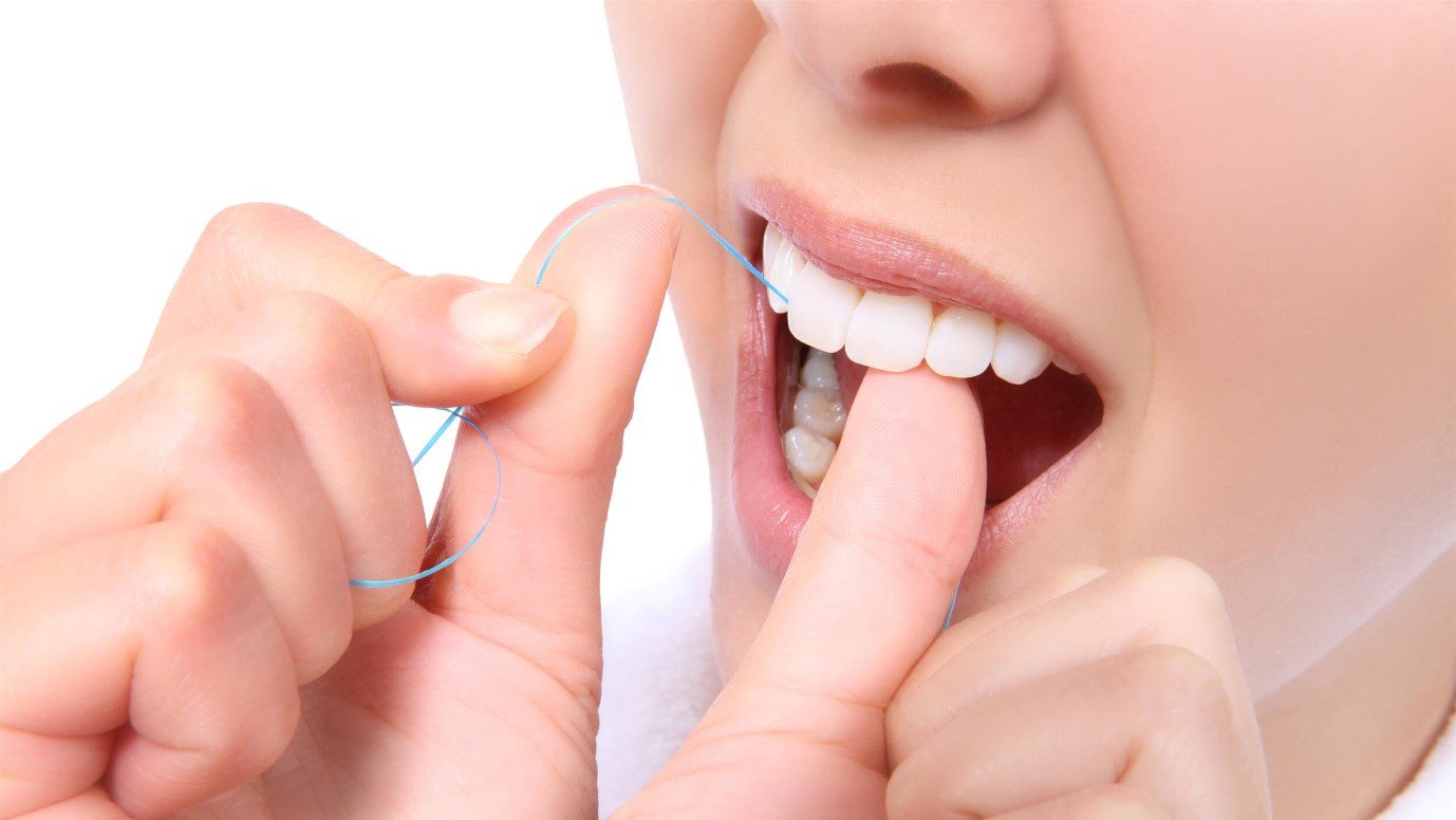Những sai lầm khi vệ sinh răng miệng bằng chỉ nha khoa
