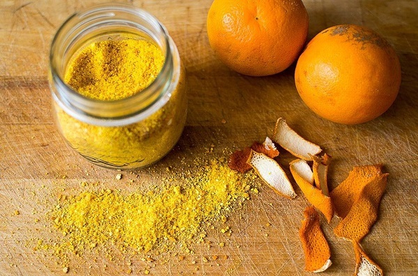 Làm sạch với vỏ cam , chanh Trong thành phần của vỏ cam, chanh có chứa nhiều vitamin C, một loại vitamin có tác dụng tốt trong việc loại bỏ cao răng