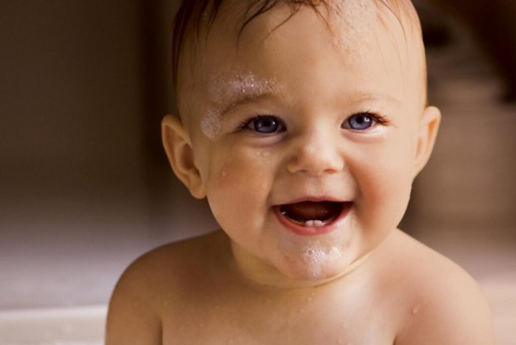 Trẻ mấy tháng mọc răng ? Dấu hiệu của trẻ khi mọc răng